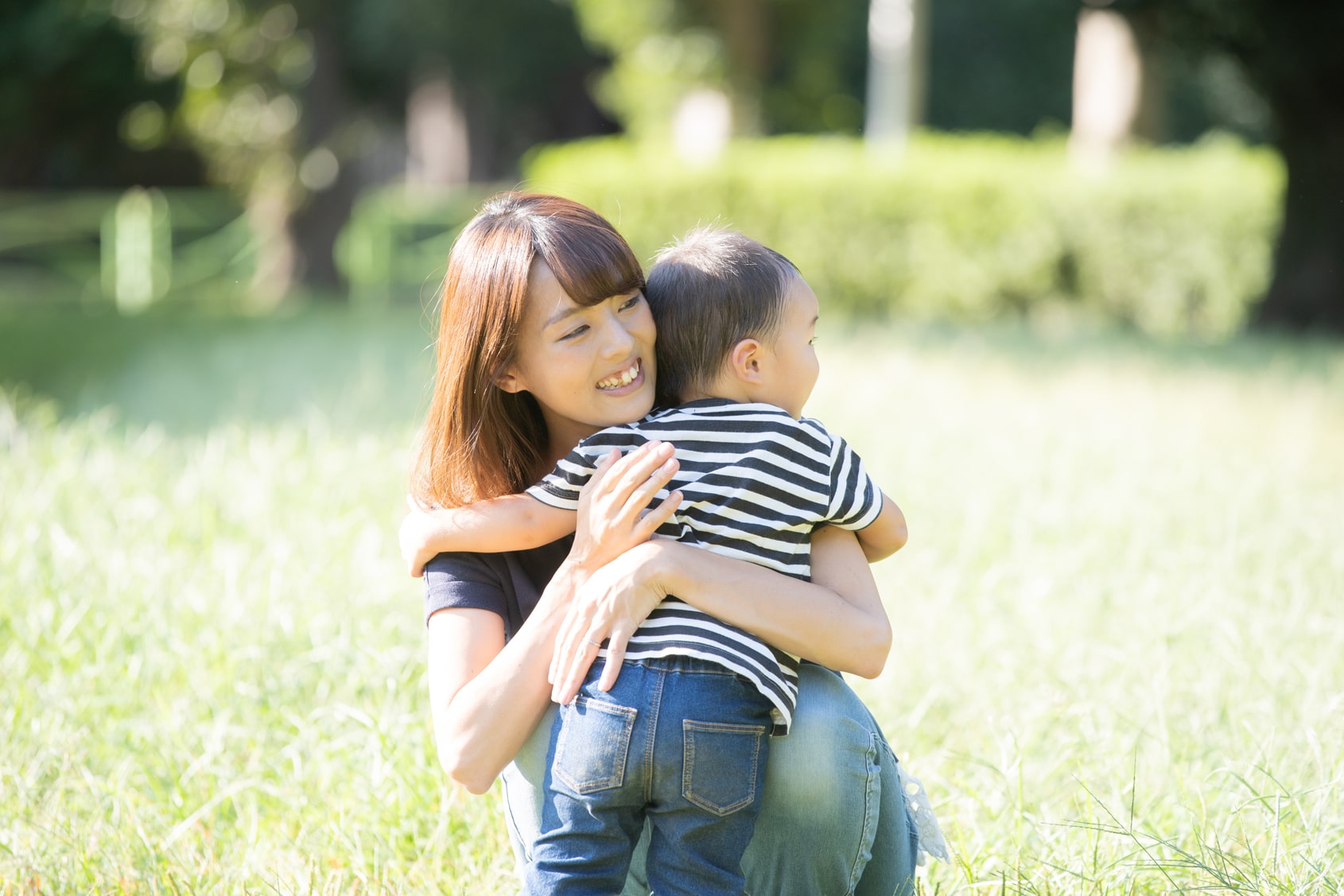 子供と遊ぶ女性